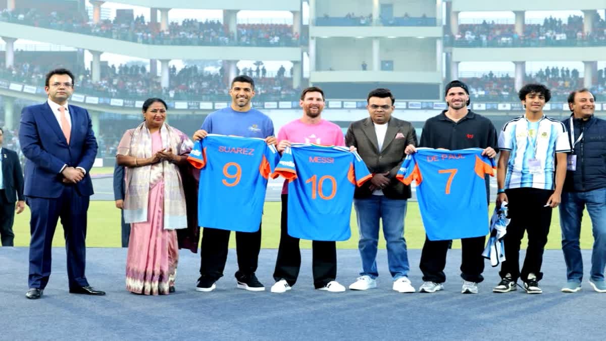 Messi ਦੇ ਸਵਾਗਤ ''ਚ ਪੁੱਜੀ CM ਰੇਖਾ ਗੁਪਤਾ, ਸਟੇਡੀਅਮ ''ਚ ਗੂੰਜੇ "AQI, AQI" ਦੇ ਨਾਅਰੇ