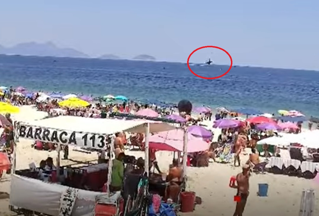 ਅਚਾਨਕ ਸਮੁੰਦਰ ''ਚ ਜਾ ਡਿੱਗਾ ਜਹਾਜ਼, ਬੀਚ ''ਤੇ ਪੈ ਗਈਆਂ ਭਾਜੜਾਂ (ਵੀਡੀਓ)