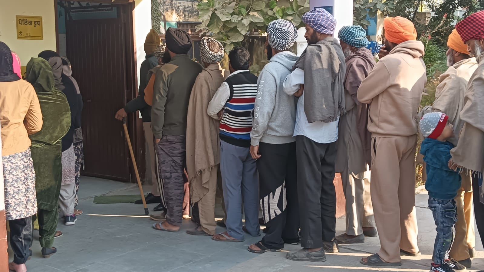 ਖਰੜ ''ਚ ਵੋਟਾਂ ਪੈਣ ਦਾ ਕੰਮ ਜਾਰੀ, ਪੋਲਿੰਗ ਬੂਥਾਂ ''ਤੇ ਪੁੱਜੇ ਵੋਟਰਾਂ ''ਚ ਭਾਰੀ ਉਤਸ਼ਾਹ