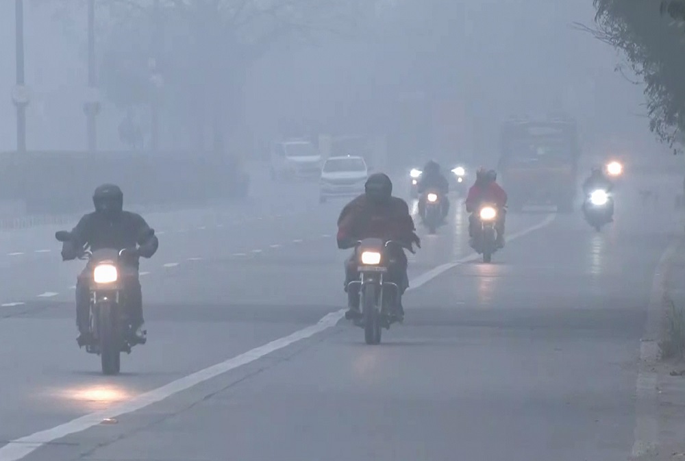 ਧੁੰਦ ਦੀ ਮੋਟੀ ਚਾਦਰ ''ਚ ਲਿਪਟੀ ਦਿੱਲੀ, ਵਿਜ਼ੀਬਿਲਿਟੀ ਘੱਟ ਹੋਣ ਕਾਰਨ ਲੋਕ ਹੋਏ ਪਰੇਸ਼ਾਨ