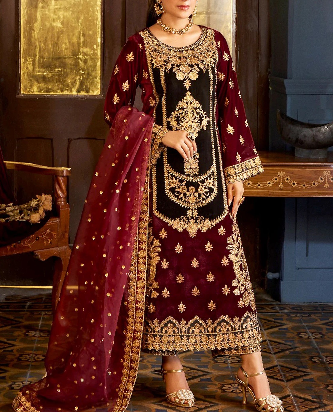 ਮੁਟਿਆਰਾਂ ਨੂੰ ਰਾਇਲ ਲੁਕ ਦੇ ਰਹੇ ਹੈਵੀ ਐਂਬ੍ਰਾਇਡਰੀ ਵਾਲੇ ਵੈਲਵੇਟ ਸੂਟ