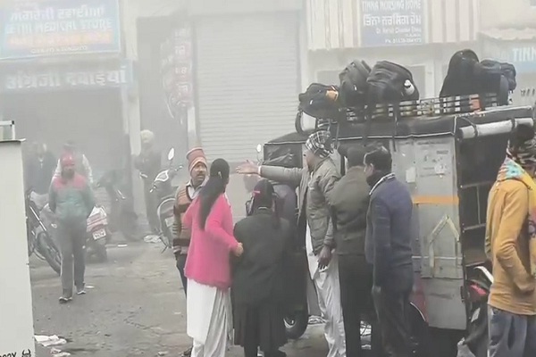 ਪੰਜਾਬ ''ਚ ਚੜ੍ਹਦੀ ਸਵੇਰ ਸਕੂਲੀ ਬੱਚਿਆਂ ਨਾਲ ਭਰਿਆ ਆਟੋ ਪਲਟਿਆ, ਸੜਕ ''ਤੇ ਹੀ ਪੈ ਗਈਆਂ ਚੀਕਾਂ