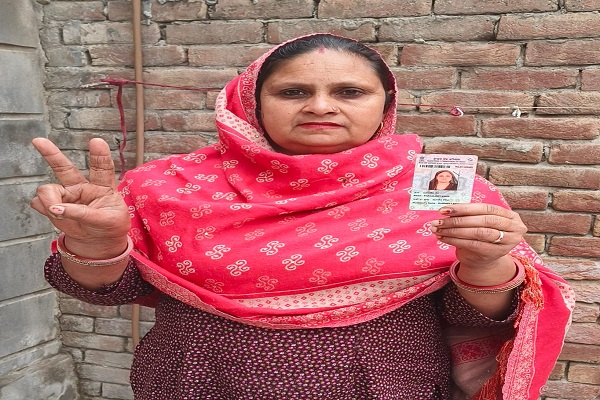 ਗੁਰੂਹਰਸਹਾਏ ''ਚ ਸੰਘਣੀ ਧੁੰਦ ਦੇ ਬਾਵਜੂਦ ਵੀ ਵੋਟਾਂ ਪਾਉਣ ਪੋਲਿੰਗ ਬੂਥਾਂ ''ਤੇ ਪੁੱਜ ਰਹੇ ਲੋਕ