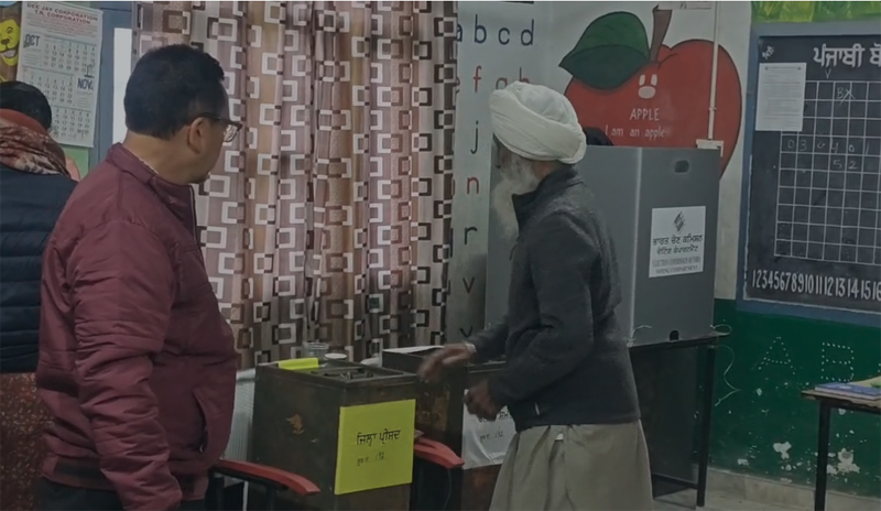 ਜਲੰਧਰ ਜ਼ਿਲ੍ਹੇ 'ਚ ਵੋਟਾਂ ਪਾਉਣ ਦਾ ਕੰਮ ਜਾਰੀ, 9 ਚੋਣ ਚਿੰਨ੍ਹਾਂ ’ਚ ਸਿਮਟੀ ਸਿਆਸੀ ਜੰਗ