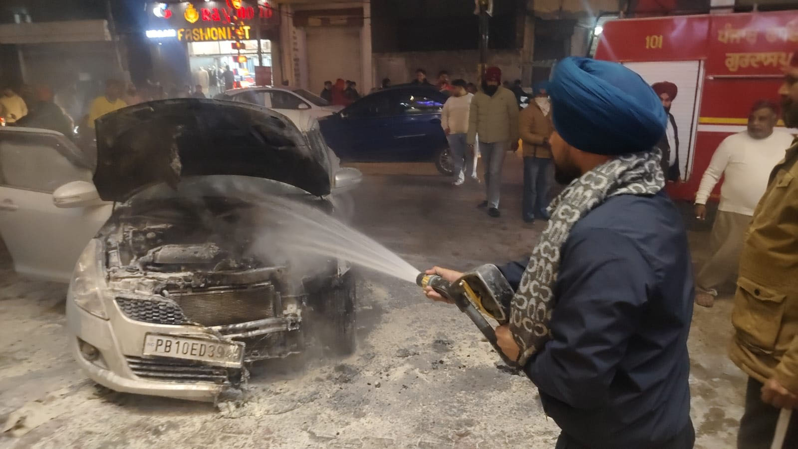 ਸੜਕ ’ਤੇ ਖੜ੍ਹੀ ਕਾਰ ਨੂੰ ਲੱਗੀ ਅਚਾਨਕ ਅੱਗ