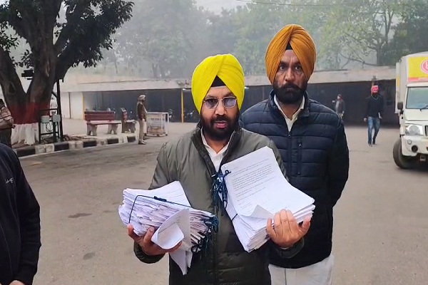 ਮਜ਼ਦੂਰਾਂ ਦੇ ਰੋਸ ਪੱਤਰ ਲੈ ਕੇ ਵਿਧਾਨ ਸਭਾ ਪੁੱਜੇ ਹਰਭਜਨ ਸਿੰਘ ETO, ਸਦਨ ''ਚ ਕਰਨਗੇ ਪੇਸ਼ (ਵੀਡੀਓ)