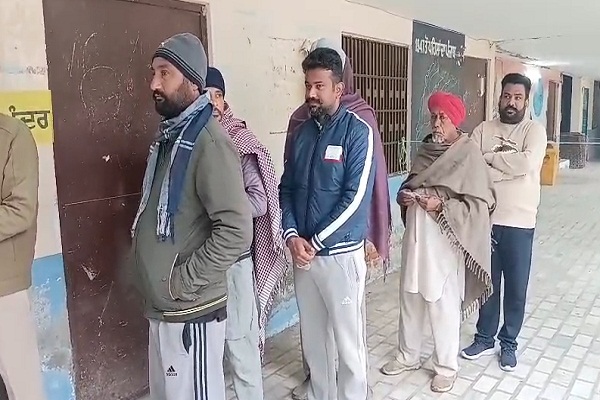 ਗਿੱਦੜਬਾਹਾ ਦੇ ਪਿੰਡ ਮਧੀਰ ਤੇ ਬਬਾਣੀਆ ''ਚ ਪੈ ਰਹੀਆਂ ਵੋਟਾਂ, ਪੋਲਿੰਗ ਬੂਥਾਂ ''ਤੇ ਲੱਗੀਆਂ ਲਾਈਨਾਂ