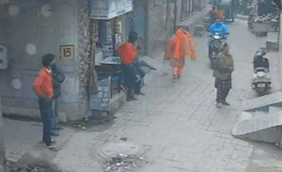 ਅੰਮ੍ਰਿਤਸਰ: ਇਕ ਗੋਲੀ ਨਾਲ ਵਿੰਨ੍ਹੇ ਦੋ, ਨੌਜਵਾਨ ਦੇ ਢਿੱਡ ''ਚੋਂ ਆਰ-ਪਾਰ ਹੋਈ ਗੋਲੀ ਔਰਤ ਨੂੰ ਜਾ ਲੱਗੀ