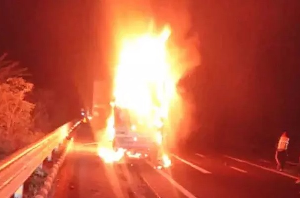 ਟਰੱਕ ਨਾਲ ਟੱਕਰ ਮਗਰੋਂ ਪਿਕਅੱਪ ''ਚ ਲੱਗੀ ਅੱਗ, ਤਿੰਨ ਲੋਕ ਜਿਊਂਦੇ ਸੜੇ