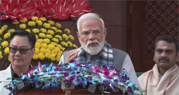 pm modi surrounds opponents before parliament session begins