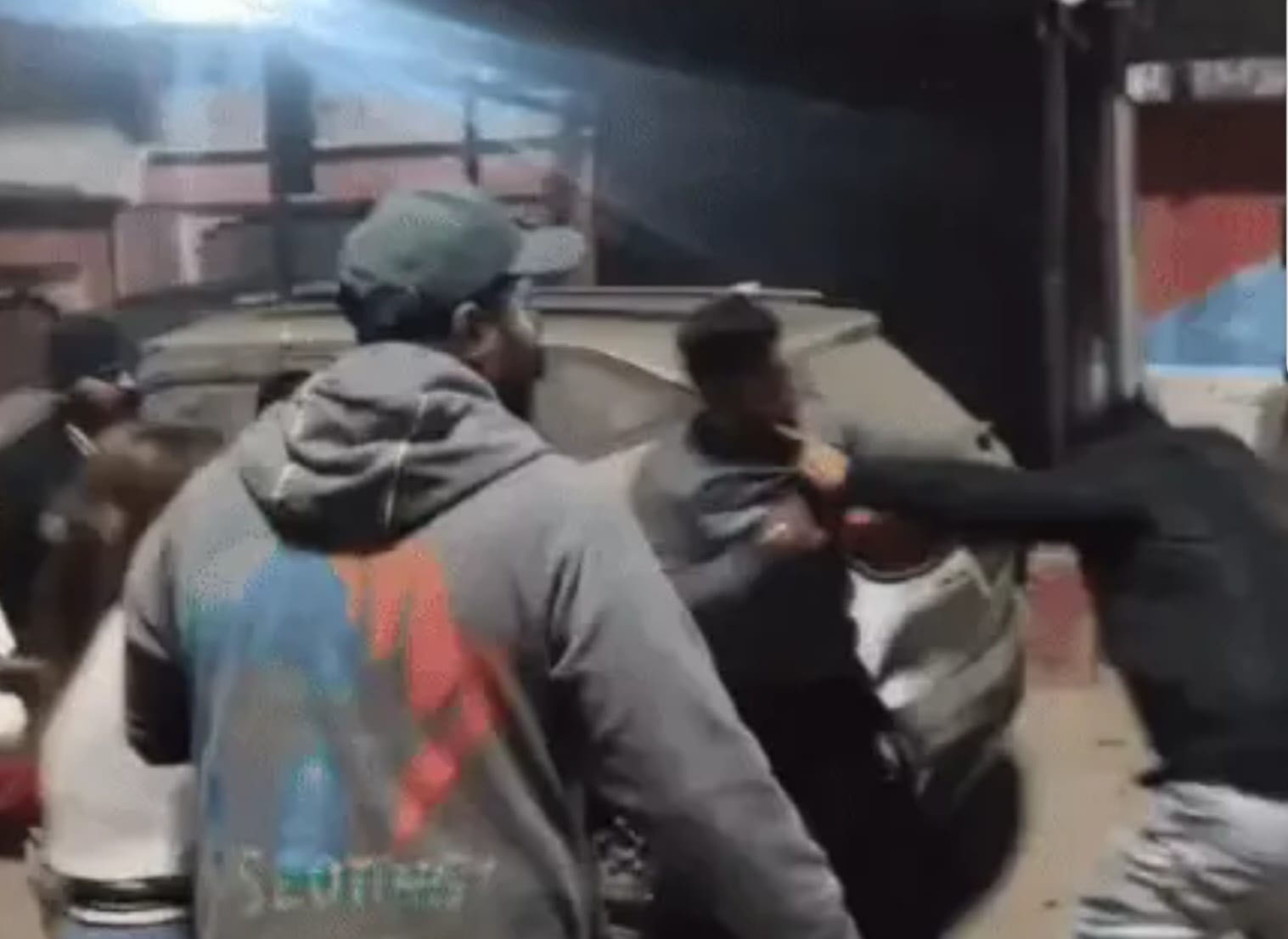 ਅੰਮ੍ਰਿਤਸਰ: ਥਾਣੇ ਦੇ ਬਾਹਰ 2 ਭੈਣਾਂ ਆਪਸ ’ਚ ਭਿੜੀਆਂ, ਇਕ ਦੇ ਬੁਆਏਫ੍ਰੈਂਡ ਨੇ...