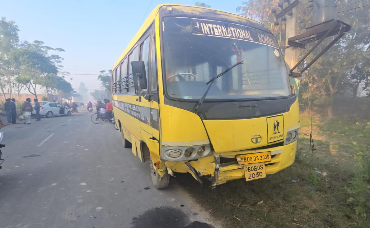 ਪੰਜਾਬ : ਧੁੰਦ ਕਾਰਣ ਭਿਆਨਕ ਹਾਦਸਾ, ਸਕੂਲ ਬੱਸ ਤੇ ਕਾਰ ਵਿਚਾਲੇ ਜ਼ੋਰਦਾਰ ਟੱਕਰ