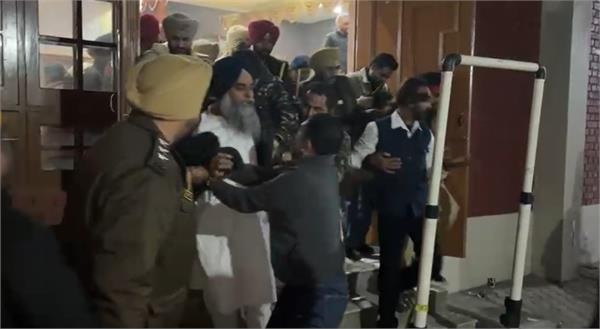 ਸ਼੍ਰੋਮਣੀ ਅਕਾਲੀ ਦਲ ਦੇ ਆਗੂ ਨੂੰ ਪੁਲਸ ਨੇ ਕੀਤਾ ਡਿਟੇਨ! ਮੌਕੇ 'ਤੇ ਪਹੁੰਚ ਰਹੇ ਸੁਖਬੀਰ ਸਿੰਘ ਬਾਦਲ