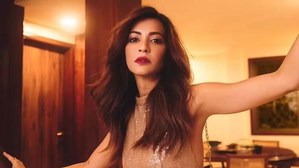 kriti kharbanda warns fans about whatsapp scams