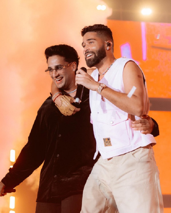 ''ਪੰਜਾਬੀ ਮੁੰਡੇ ਆ ਗਏ ਓਏ..!'', Abhishek Sharma ਨੇ AP Dhillon ਨਾਲ ਸਟੇਜ ''ਤੇ ਪਾਈ ਧੱਕ (ਵੀਡੀਓ)