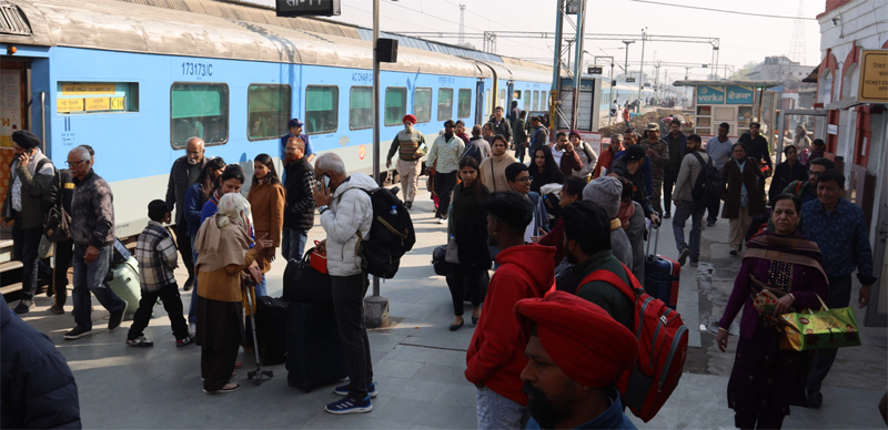 ਟ੍ਰੇਨਾਂ ਦੀ ਦੇਰੀ ਬਣੀ ਪ੍ਰੇਸ਼ਾਨੀ : ਲੋਹਿਤ ਐਕਸਪ੍ਰੈੱਸ 5, ਵੈਸ਼ਨੋ ਦੇਵੀ ਐਕਸਪ੍ਰੈੱਸ ਸਾਢੇ 5 ਅਤੇ ਅੰਮ੍ਰਿਤਸਰ ਸਪੈਸ਼ਲ 7 ਘੰਟੇ ਲੇਟ