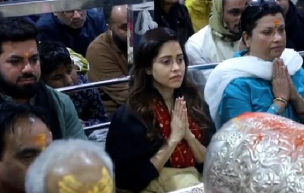 nushrratt bharuccha seeks blessings at mahakal temple before the new year