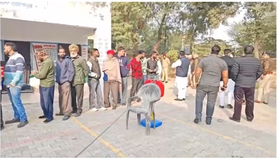 ਬਟਾਲਾ ''ਚ ਵੋਟਿੰਗ ਦੌਰਾਨ ਦੋ ਧਿਰਾਂ ''ਚ ਤਕਰਾਰ, ਮੌਕੇ ''ਤੇ ਪੁਲਸ ਨੇ ਸੰਭਾਲਿਆ ਮਾਹੌਲ