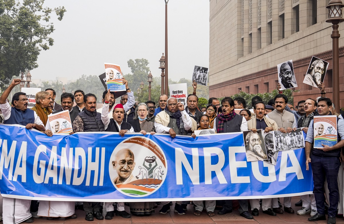 ਮਨਰੇਗਾ ਦਾ ''ਯੋਜਨਾਬੱਧ ਕਤਲ'' ਕੀਤਾ ਜਾ ਰਿਹਾ ਹੈ, ਬਾਪੂ ਦੇ ਪ੍ਰਤੀ PM ਦਾ ਸਨਮਾਨ ਦਿਖਾਵਟੀ : ਖੜਗੇ