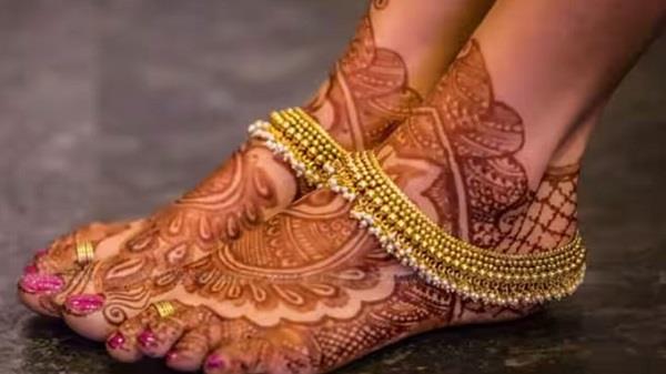 why is it not allowed to wear   gold   on the feet 