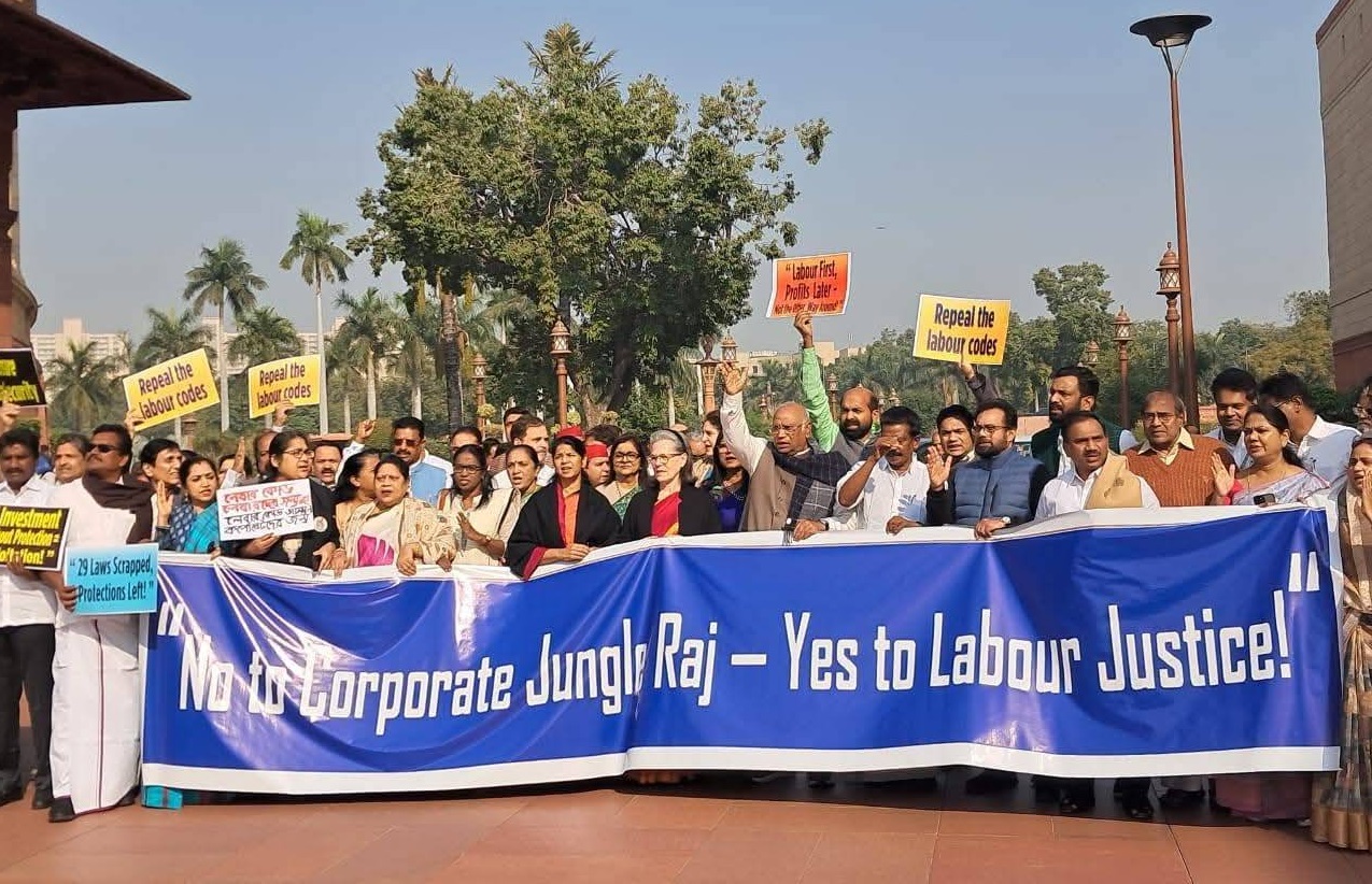 ਵਿਰੋਧੀ ਧਿਰ ਦੇ ਸੰਸਦ ਮੈਂਬਰਾਂ ਨੇ ਸੰਸਦ ਕੰਪਲੈਕਸ ''ਚ ਕੀਤਾ ਪ੍ਰਦਰਸ਼ਨ, ਕੀਤੀ ਨਾਅਰੇਬਾਜ਼ੀ