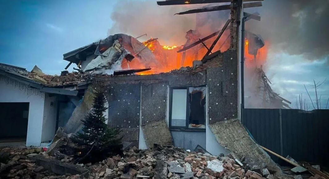 ਟਰੰਪ ਤੇ ਜ਼ੇਲੇਂਸਕੀ ਦੀ ਮੁਲਾਕਾਤ ਤੋਂ ਪਹਿਲਾਂ ਰੂਸ ਨੇ ਮਚਾਈ ਤਬਾਹੀ ! ਮਿਜ਼ਾਈਲਾਂ ਤੇ ਡਰੋਨ ਹਮਲਿਆਂ ਨਾਲ ਦਹਿਲਿਆ ਕੀਵ