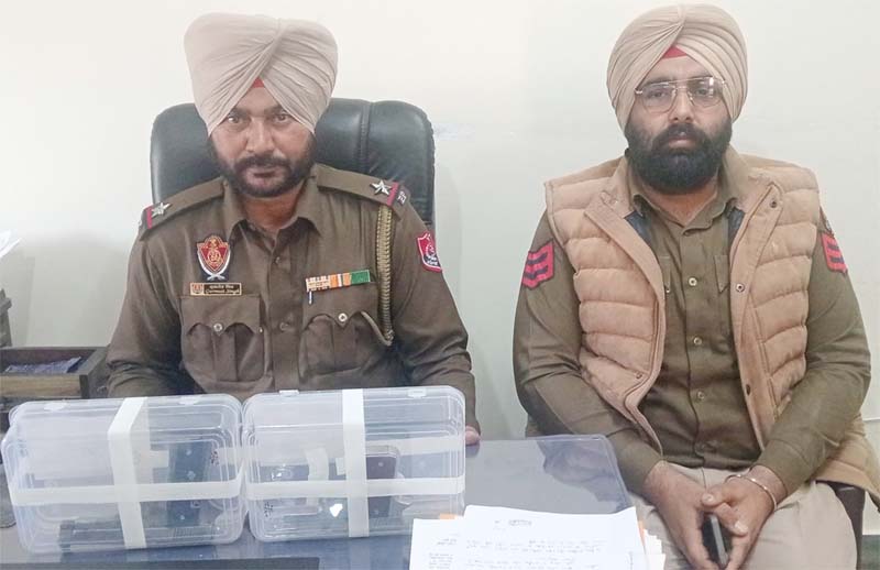 ਪੁਲਸ ਵੱਲੋਂ ਨਾਬਾਲਗ ਨੌਜਵਾਨ ਦੋ ਪਿਸਤੌਲਾਂ ਤੇ 5 ਜ਼ਿੰਦਾ ਕਾਰਤੂਸ ਸਮੇਤ ਗ੍ਰਿਫ਼ਤਾਰ