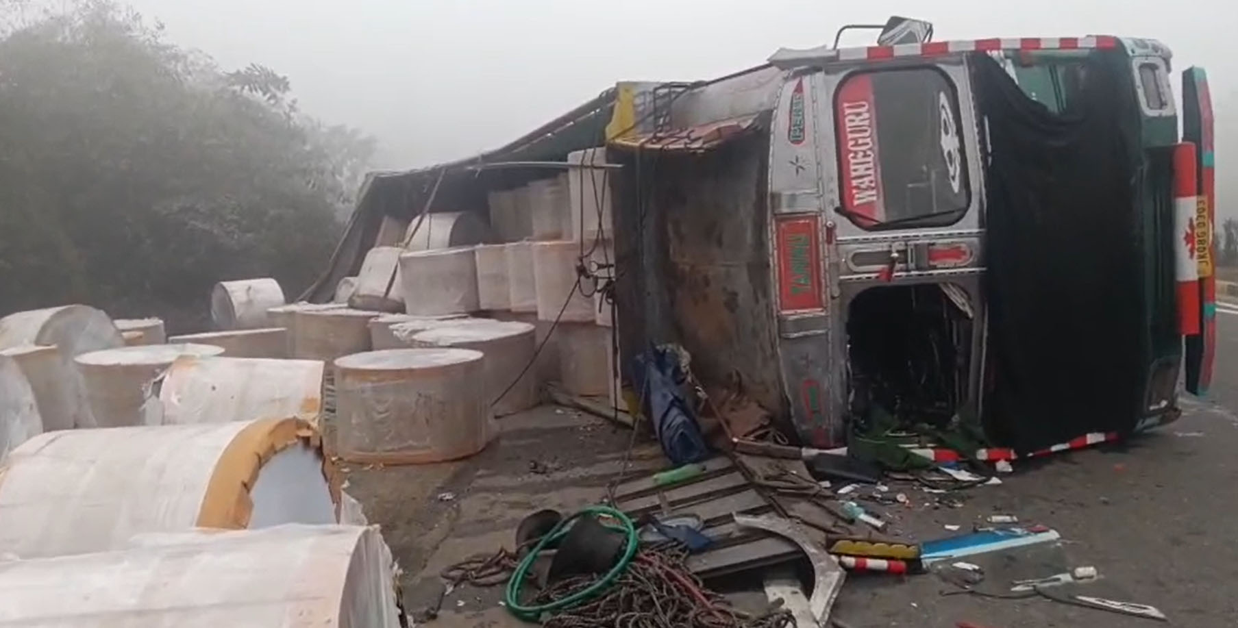 ਪੰਜਾਬ 'ਚ ਧੁੰਦ ਕਾਰਨ ਵੱਡਾ ਹਾਦਸਾ: ਕਾਰ ਨੂੰ ਬਚਾਉਂਦਿਆਂ ਡਿਵਾਈਡਰ ਟੱਪ ਕੇ ਪਲਟਿਆ ਟਰੱਕ