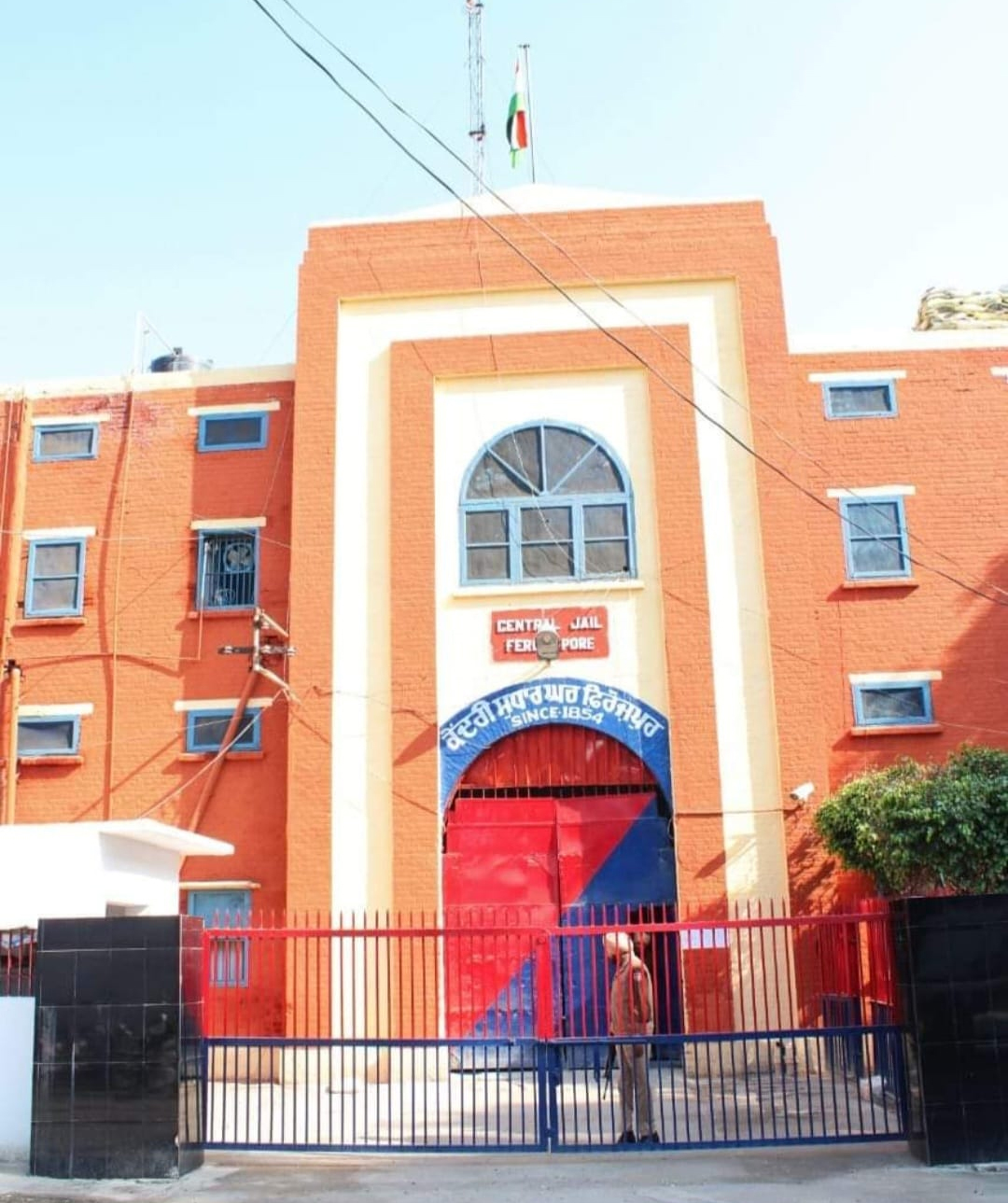 ਫਿਰੋਜ਼ਪੁਰ ਜੇਲ੍ਹ ''ਚ ਤਲਾਸ਼ੀ ਦੌਰਾਨ 10 ਮੋਬਾਈਲ ਤੇ ਹੋਰ ਪਾਬੰਦੀਸ਼ੁਦਾ ਚੀਜ਼ਾਂ ਬਰਾਮਦ