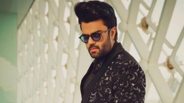 manish paul dedicates his award late actor dharmendra
