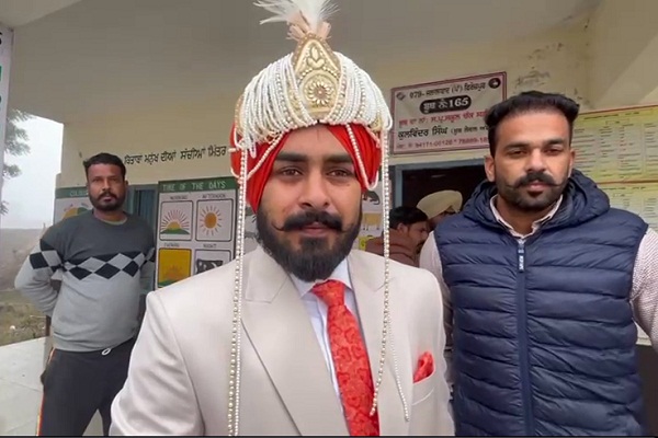 ਪੋਲਿੰਗ ਬੂਥ 'ਤੇ ਬਰਾਤ ਲੈ ਕੇ ਪੁੱਜਿਆ ਲਾੜਾ, ਘੋੜੀ ਚੜ੍ਹਨ ਤੋਂ ਪਹਿਲਾਂ ਪਾਈ ਵੋਟ