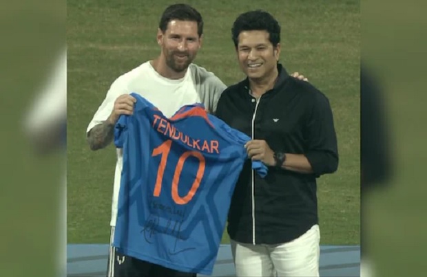ਸਚਿਨ ਤੇਂਦੁਲਕਰ ਨੇ ਲਿਓਨਲ ਮੈਸੀ ਨੂੰ ਦਿੱਤਾ ਖਾਸ ਤੋਹਫ਼ਾ; ਵਾਨਖੇੜੇ ਸਟੇਡੀਅਮ ਵਿੱਚ ਉਮੜਿਆ ਪ੍ਰਸ਼ੰਸਕਾਂ ਦਾ ਸੈਲਾਬ