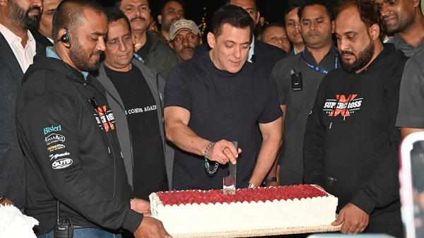 salman khan celebrated his 60th birthday with family and friends