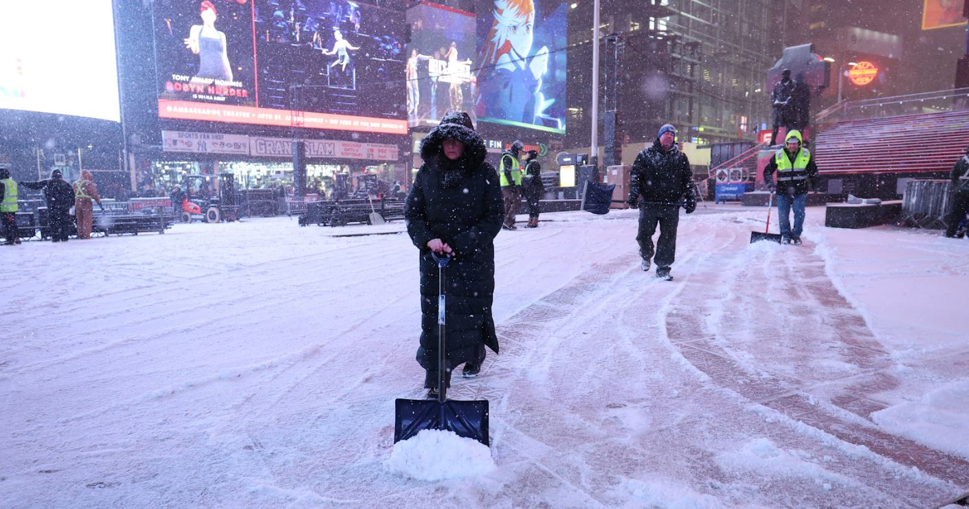 ਨਿਊਯਾਰਕ 'ਚ ਲੱਗੀ 'ਐਮਰਜੈਂਸੀ' ! ਭਾਰੀ ਬਰਫਬਾਰੀ ਤੇ ਤੂਫਾਨ ਨੇ ਝੰਬੇ ਲੋਕ