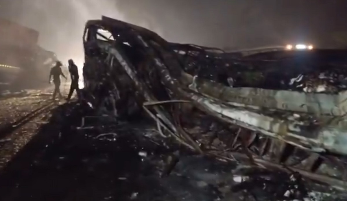 ਕਰਨਾਟਕ ਬੱਸ ਹਾਦਸੇ ਦਾ ਦ੍ਰਿਸ਼: ਦੂਰ ਤੱਕ ਦਿਖਾਈ ਦਿੱਤੀਆਂ ਅੱਗ ਦੀਆਂ ਲਪਟਾਂ, ਚਾਰੇ ਪਾਸੇ ਧੂੰਆ ਹੀ ਧੂੰਆ