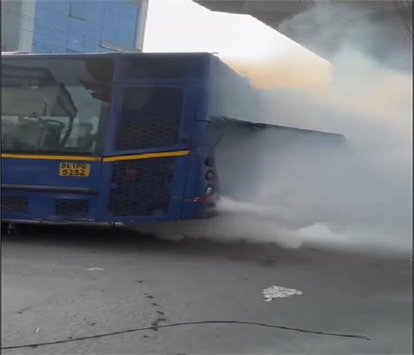 delhi air  toxic  government buses  smoke video