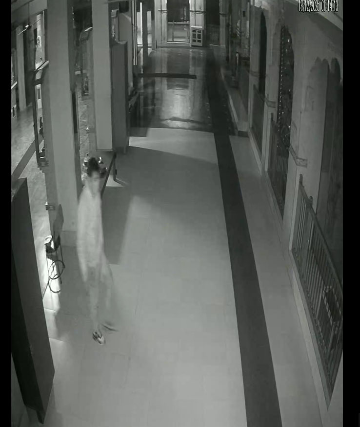 ਪਠਾਨਕੋਟ ''ਚ ਵੱਡੀ ਵਾਰਦਾਤ, ਮੰਦਰ ਦੇ ਤਾਲੇ ਤੋੜ ਚੋਰਾਂ ਨੇ ਗਹਿਣੇ ਤੇ ਨਕਦੀ ''ਤੇ ਕੀਤਾ ਹੱਥ ਸਾਫ਼