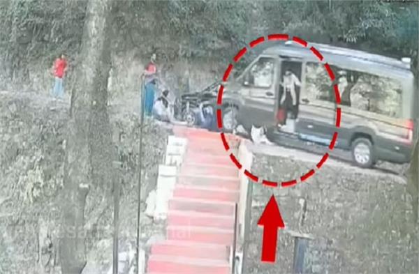 dalhousie tourist vehicle slipped hill passengers jump