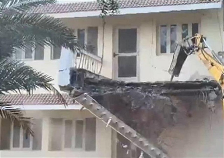 ਬਿਨਾਂ ਇਜਾਜ਼ਤ ਦਿੱਲੀ ਦੇ ਸੈਨਿਕ ਫਾਰਮਜ਼ ਇਲਾਕੇ 'ਚ ਬਣੇ ਬੰਗਲੇ ਨੂੰ DDA ਨੇ ਕੀਤਾ ਢਹਿ-ਢੇਰੀ