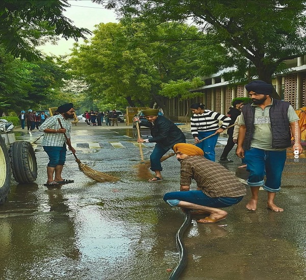 PU ਦੇ ਵਿਦਿਆਰਥੀਆਂ ਨੇ ਧਰਨਾ ਖ਼ਤਮ ਹੋਣ ਮਗਰੋਂ ਸਫ਼ਾਈ ਨਾਲ ਜਿੱਤਿਆ ਦਿਲ