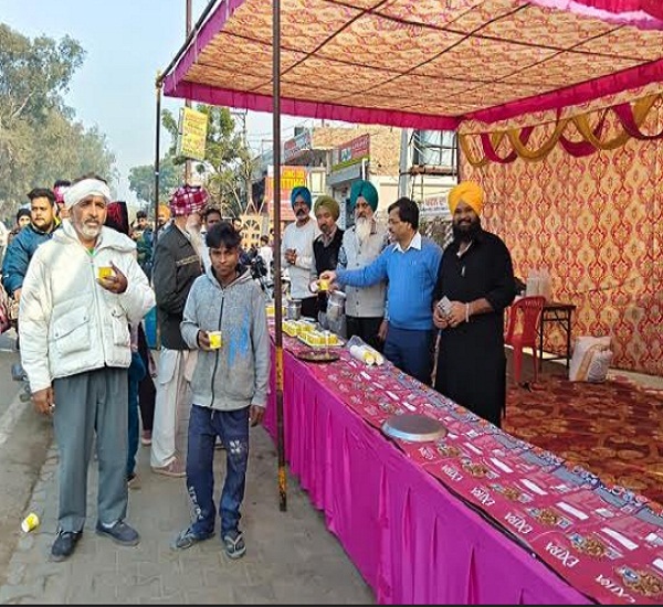 ਸਾਹਿਬਜ਼ਾਦਿਆਂ ਦੀ ਮਹਾਨ ਸ਼ਹਾਦਤ ਨੂੰ ਸਮਰਪਿਤ ਦੁੱਧ ਤੇ ਬਿਸਕੁੱਟਾਂ ਦਾ ਲੰਗਰ ਲਗਾਇਆ