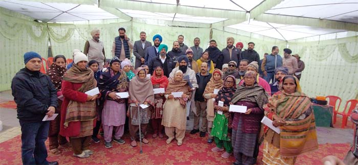 MLA ਜਸਵੀਰ ਰਾਜਾ ਨੇ ਟਾਂਡਾ ''ਚ 65 ਲੱਖ ਨਾਲ ਬਣਨ ਵਾਲੇ ਮਕਾਨਾਂ ਦੇ ਸੈਂਕਸ਼ਨ ਲੈਟਰ ਲਾਭ ਪਾਤਰੀਆਂ ਨੂੰ ਸੌਂਪੇ