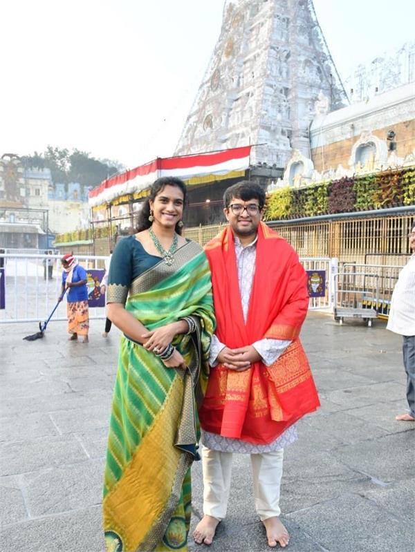 pv sindhu visited tirumala temple with her husband and family