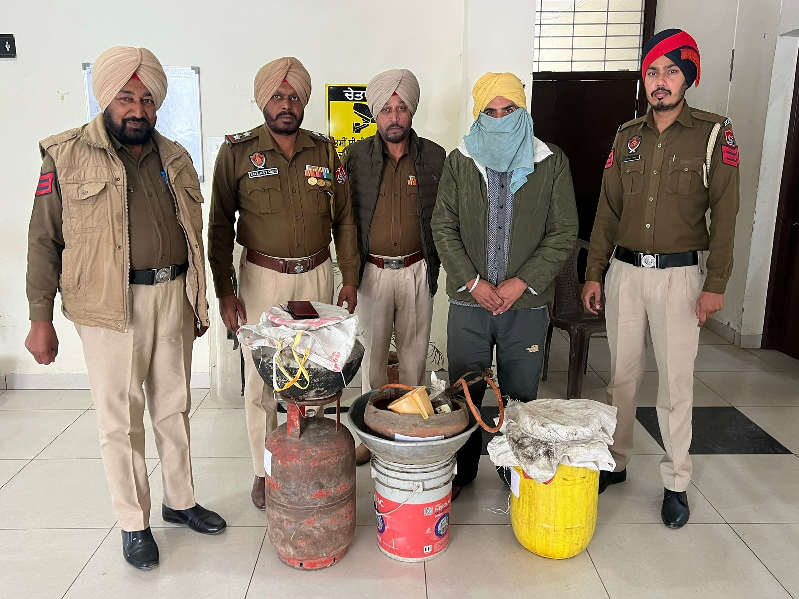 ਮਹਿਲ ਕਲਾਂ ਪੁਲਸ ਨੇ ਚਾਲੂ ਸ਼ਰਾਬ ਦੀ ਭੱਠੀ ਫੜੀ