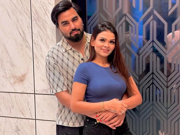 ਪ੍ਰੈਗਨੈਂਟ ਪਤਨੀ ਨੂੰ ਗੋਦ ''ਚ ਚੁੱਕ ਕੇ ਨੱਚਿਆ Youtuber, ਤੀਜੀ ਵਾਰ ਬਣੇਗਾ ਪਾਪਾ