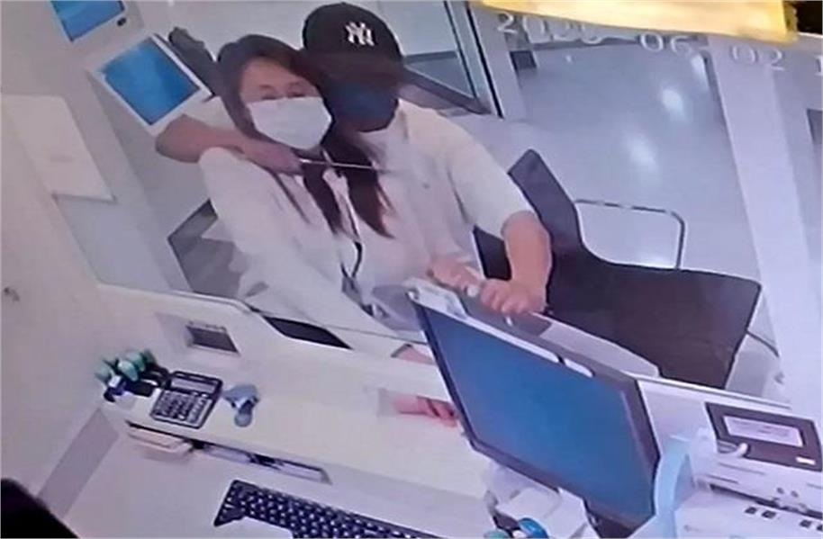 ਚਾਕੂ ਦੀ ਨੋਕ ''ਤੇ ਲੁੱਟ ਲਏ 64 ਲੱਖ ਡਾਲਰ! ਮਨੀ ਐਕਸਚੇਂਜ ''ਤੇ ਕਰੰਸੀ ਬਦਲਣ ਦੌਰਾਨ ਕੀਤੀ ਵਾਰਦਾਤ