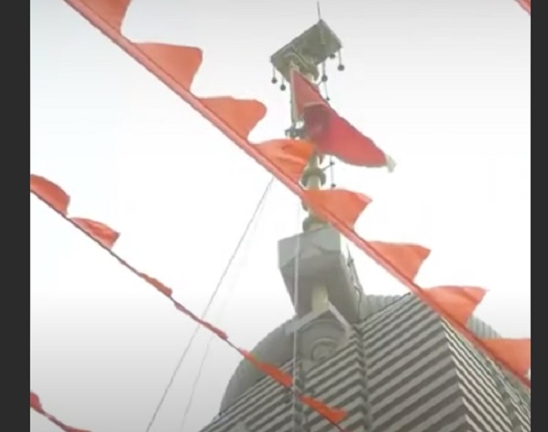 ਰਾਜਨਾਥ ਸਿੰਘ ਤੇ ਯੋਗੀ ਨੇ ਮਾਤਾ ਅੰਨਪੂਰਨਾ ਮੰਦਰ ''ਤੇ ਲਹਿਰਾਇਆ ਧਾਰਮਿਕ ਝੰਡਾ, ਰਾਮਲੱਲਾ ਦੀ ਕੀਤੀ ਆਰਤੀ