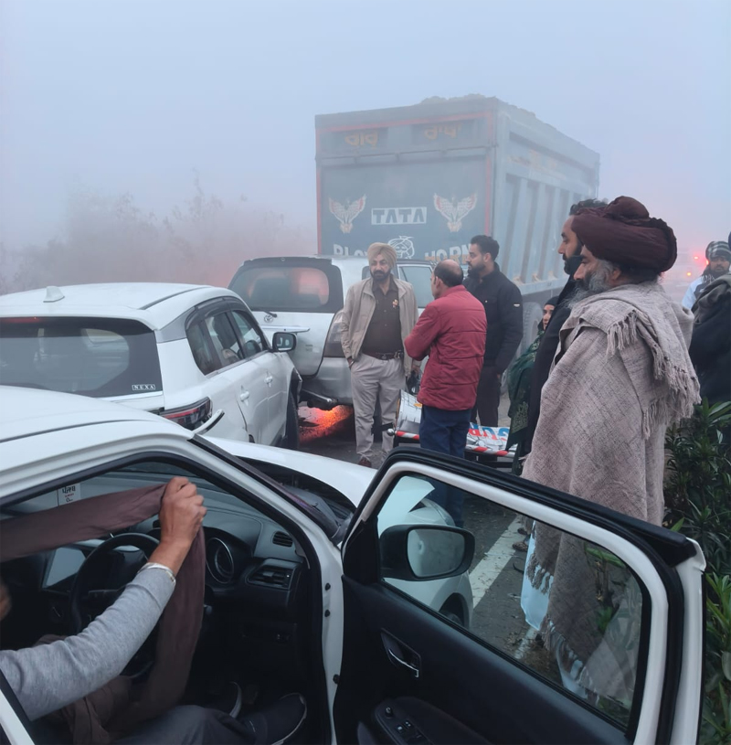 ਸੰਘਣੀ ਧੁੰਦ ਕਾਰਨ ਜਲੰਧਰ-ਜੰਮੂ ਨੈਸ਼ਨਲ ਹਾਈਵੇਅ ''ਤੇ ਵੱਡਾ ਹਾਦਸਾ! ਭਿਆਨਕ ਮੰਜ਼ਰ ਵੇਖ ਸਹਿਮੇ ਲੋਕ
