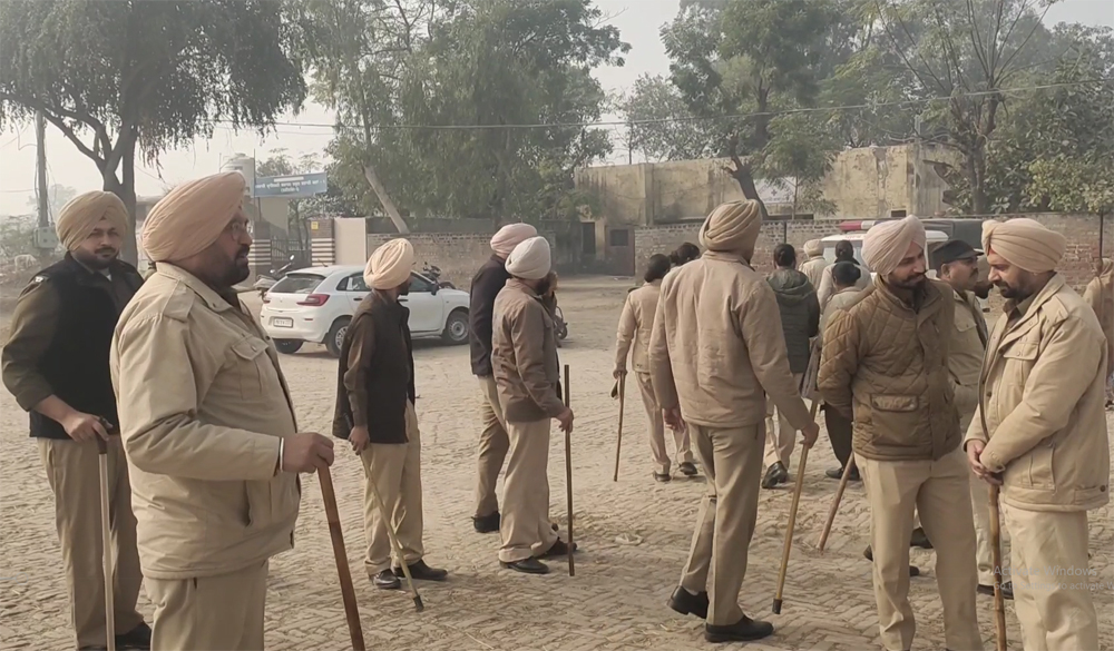 ਫ਼ਰੀਦਕੋਟ ਦੇ ਪਿੰਡ ਮਚਾਕੀ ਕਲਾਂ ''ਚ ਬਣਿਆ ਤਣਾਅਪੂਰਨ ਮਾਹੌਲ, ''ਆਪ''-ਕਾਂਗਰਸ ਨੇ ਲਗਾਏ ਦੋਸ਼