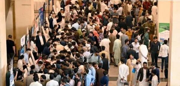 pakistan employees pendown protest